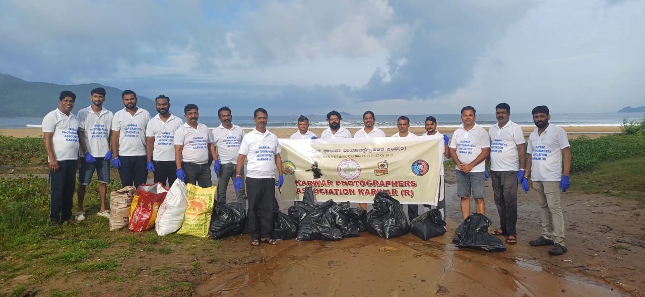 Karwar Photographers’ Association Organizes Beach Cleanup on Gandhi Jayanti